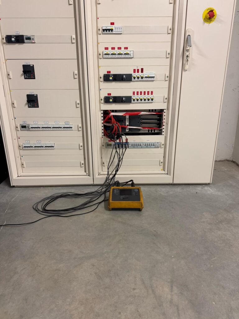 Armoire électrique industrielle avec câblage visible