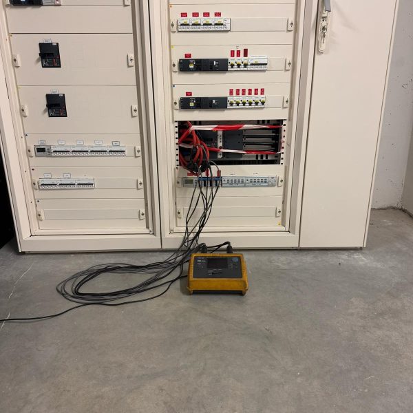 Armoire électrique industrielle avec câblage visible