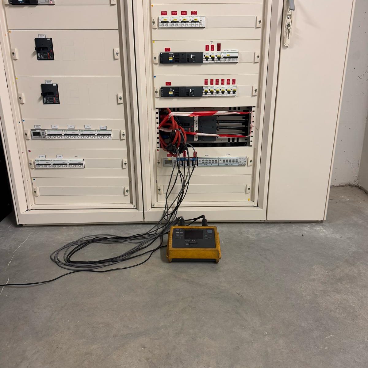 Armoire électrique industrielle avec câblage visible