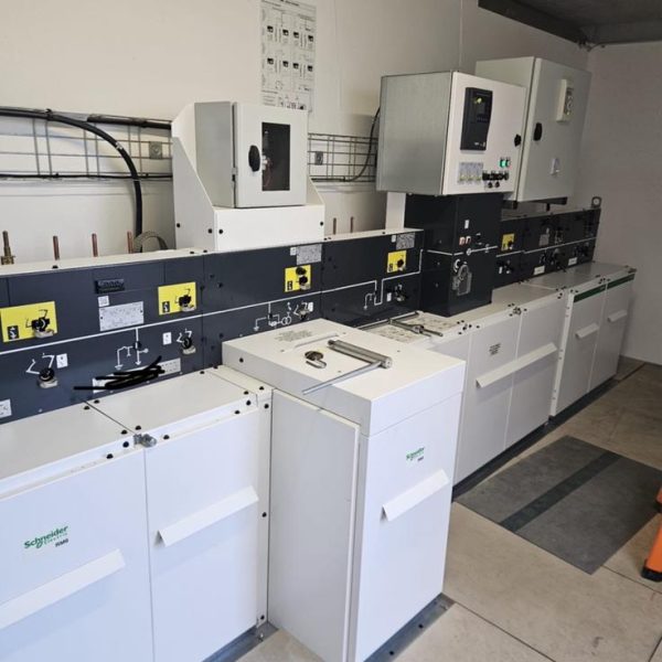 Tableau de distribution électrique basse tension en salle technique