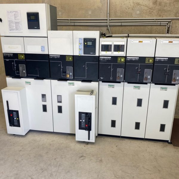 Armoires de protection HT/BT avec disjoncteurs Schneider